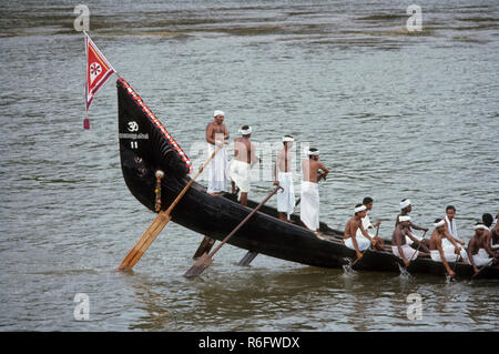 La queue de serpent partie Amaram voile parsemé d'orbes d'or et de franges, Aranmola, Kerala, Inde Banque D'Images