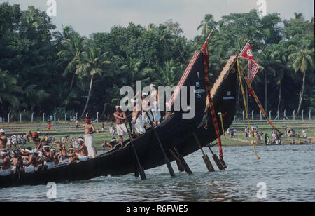 La queue de serpent partie Amaram voile parsemé d'orbes d'or et de franges, Aranmola, Kerala, Inde Banque D'Images