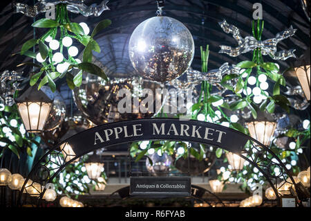 Londres - le 26 novembre 2018 : décorations de Noël accrocher dans le plafond de verre voûtée néoclassique du marché Apple à Covent Garden. Banque D'Images