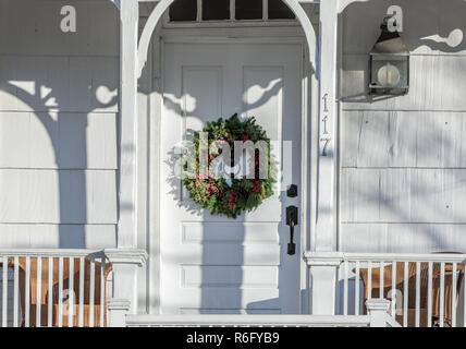 Couronne de Noël sur la porte d'une vieille maison blanche à Sag Harbor NY Banque D'Images