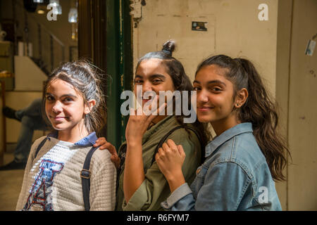 Nazareth, Israël -26 octobre, 2018 : trois jeunes dans le vieux marché de Nazareth, Israël Banque D'Images