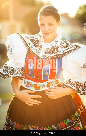 Maintien de la tradition vivante : jeune femme en robe de cérémonie richement décorées folk/costume régional (Kyjov costume traditionnel, le sud de la Moravie, République Tchèque) Banque D'Images