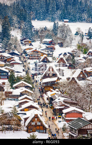 Shirakawago Gifu, Japon, village historique en hiver. Banque D'Images