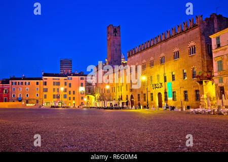 Piazza Sordello Mantoue ville vue du soir Banque D'Images