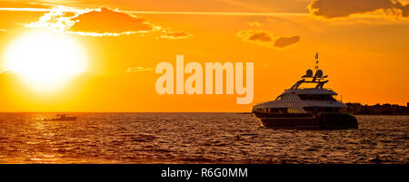 Yachtig sur mer ouverte au coucher du soleil doré Vue panoramique Banque D'Images