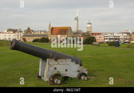 Old Cannon à l'entrée du port de Portsmouth, Hampshire, Angleterre Banque D'Images