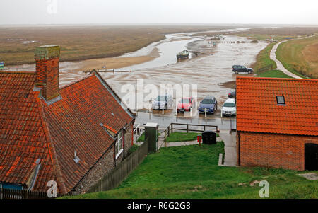 Une vue sur le canal dans le port à marée basse sur une journée de décembre à Blakeney, Norfolk, Angleterre, Royaume-Uni, Europe. Banque D'Images