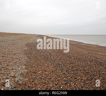 Une vue de la plage de galets et ridge à marée basse sur la côte nord du comté de Norfolk à Salthouse, Norfolk, Angleterre, Royaume-Uni, Europe. Banque D'Images