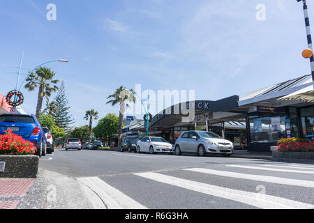 TAURANGA NOUVELLE ZÉLANDE - Le 10 janvier 2018 ; Maunganui Road à faible angle de direction de passage pour piétons avec des véhicules et des bâtiments de la rue . Banque D'Images