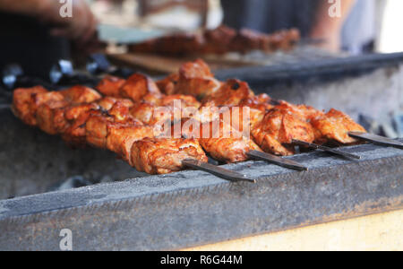 Sur les brochettes de viande frits sur un barbecue Banque D'Images