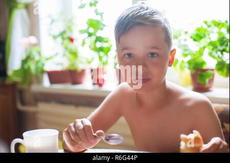 Cute boy prêt pour le petit déjeuner Banque D'Images