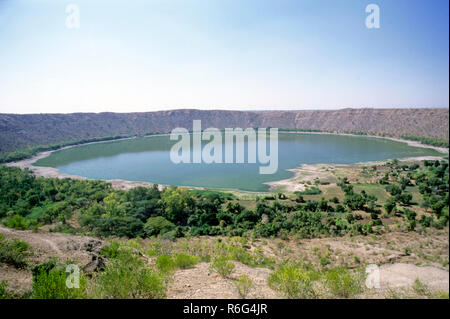 Lac Lonar, cratère Lonar, monument national du patrimoine géographique, salin, lac soda, Lonar, quartier Buldhana, Maharashtra, Inde, Asie Banque D'Images