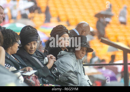 (L à R) Winnie Mandela ; Maki (Makiziwe) Mandela et Graça Machel siège dans le public service commémoratif pour l'ancien Président Nelson Mandela (Madiba) au FNB Stadium, à Soweto, Johannesburg, Afrique du Sud, le mardi 10 décembre 2013. Makiziwe est Madiba's daughter de son premier mariage avec Evelyn. PHOTO : EVA-LOTTA JANSSON Banque D'Images