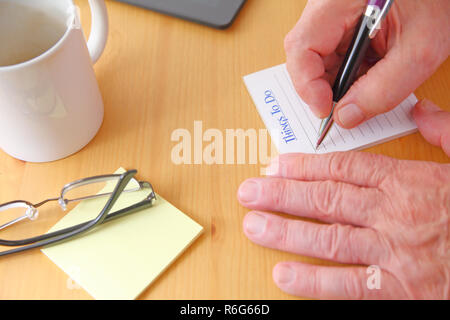 Homme écrit une liste de choses à faire Banque D'Images