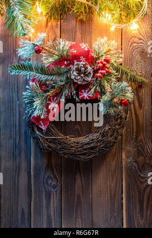 Couronne de Noël sur une porte en bois rustique. Banque D'Images