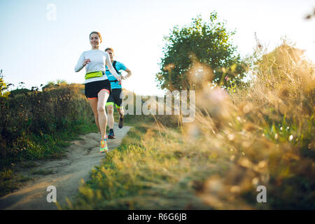 Photo avant de composite et de l'homme traversant park Banque D'Images