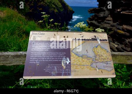 Porte de Fer,informations touristiques inscription,Château de Tintagel, Cornwall, Angleterre, Royaume-Uni Banque D'Images