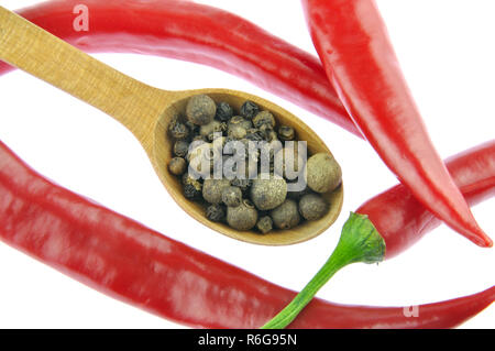 Piment rouge avec du poivre noir et de piment de céréales Banque D'Images