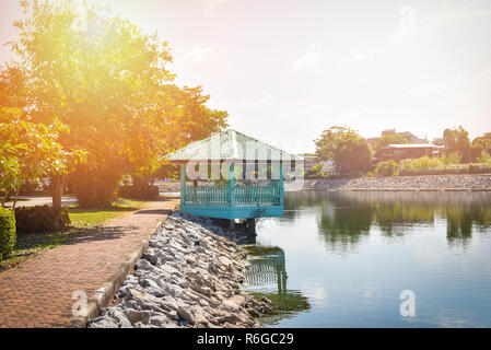 Parc jardin avec pavillon sur le côté de la rivière à sunny day / pavillon bord de voie et bleu dans le parc public Banque D'Images