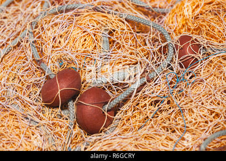 Filet de pêche jaune avec flotteurs rouge fixe au port. Close-up fond photo avec selective focus Banque D'Images