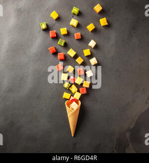Cube de fruits sur fond blanc Banque D'Images