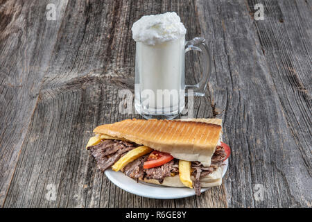 Döner Kebab avec de la viande, des légumes et des frites sur la table. Ayran Banque D'Images