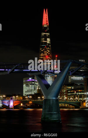 Londres, Royaume-Uni. 19Th Mar 2018. Le Shard London Christmas light show 2018, le Millennium Bridge est au premier plan, une longue exposition de nuit. Banque D'Images