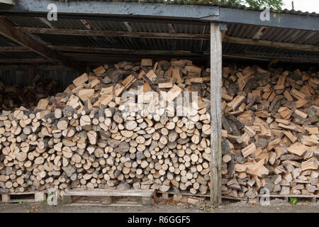 Grumes de bois sont stockés dans un hangar pour l'utilisation dans les mois d'hiver. UK Banque D'Images