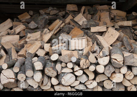 Une pile de grumes en bois stockées pour une utilisation dans un feu ouvert Banque D'Images