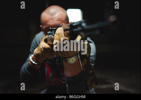 Un Homme En Vêtements Tactiques Tirant D'un Pistolet Rechargeant Le  Pistolet Et Visant La Cible Dans Le Champ De Tir Opendoor. Image stock -  Image du noir, foncé: 226459089