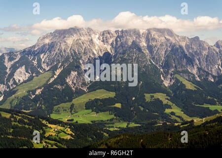 Leogang Montagnes Leoganger la Coudouliere avec plus haut sommet Birnhorn idyllique paysage d'été, Alpes, district de Zell am See, Autriche Banque D'Images