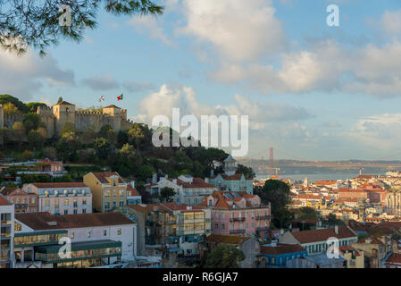 Lisbonne, Portugal - 21 NOVEMBRE 2018 : le château Sao Jorge et de la région de Castelo et Mouraria. dans l'arrière-plan le pont 25 avril sur th Banque D'Images