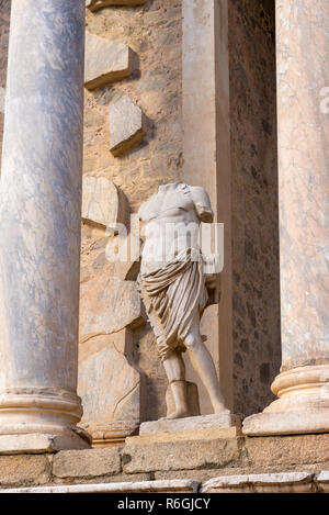 MERIDA, Badajoz, Espagne - 23 NOVEMBRE 2018 : l'une des sculptures qui ornent le théâtre romain Banque D'Images