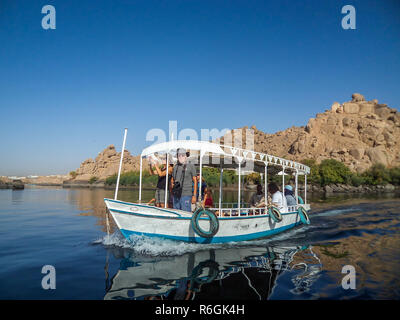 Assouan, Egypte - 23 octobre, 2018 : Touristique bénéficiant d'un tour sur un petit bateau croisière sur le Nil près d'Assouan, Egypte Banque D'Images