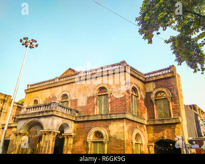 KOLKATA, Bengale occidental, Inde - le 17 octobre 2018 : une vue d'une vieille maison coloniale dans la région de Calcutta, Kolkata, Inde Banque D'Images