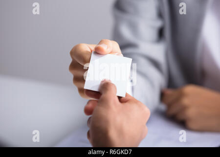 Carte d'affaires de donner au partenaire Banque D'Images