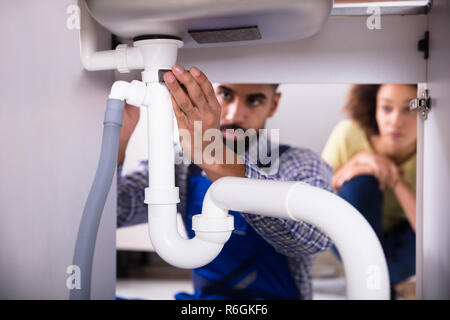 Close-up d'une fixation tuyau lavabo plombier Banque D'Images