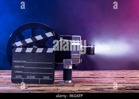 Close-up of Movie Camera avec bobine de film et Clapper Board Banque D'Images