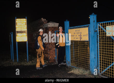 La mine principale Dinnington, Yourshire Sud, l'Angleterre. Pendant la grève des mineurs de 1984 et 1985 mineurs vu ici membres de NACODS retour à l'emploi vers la fin de la grève en 1985 NUM Dinnington Mine principale était une mine de charbon située dans le village de Dinnington, près de Rotherham, South Yorkshire, Angleterre. Jusqu'à l'entrée de la mine Dinnington était un village essentiellement agricole avec une petite quantité de carrières dans la région. En 1899, des préparatifs ont été faits par le Sheffield Coal Company à couler une nouvelle mine à Dinnington. La société n'a pas les moyens de mener à bien les travaux d'un Banque D'Images