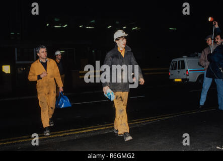 La mine principale Dinnington, Yourshire Sud, l'Angleterre. Pendant la grève des mineurs de 1984 et 1985 mineurs vu ici membres de NACODS retour à l'emploi vers la fin de la grève en 1985 NUM Dinnington Mine principale était une mine de charbon située dans le village de Dinnington, près de Rotherham, South Yorkshire, Angleterre. Jusqu'à l'entrée de la mine Dinnington était un village essentiellement agricole avec une petite quantité de carrières dans la région. En 1899, des préparatifs ont été faits par le Sheffield Coal Company à couler une nouvelle mine à Dinnington. La société n'a pas les moyens de mener à bien les travaux d'un Banque D'Images