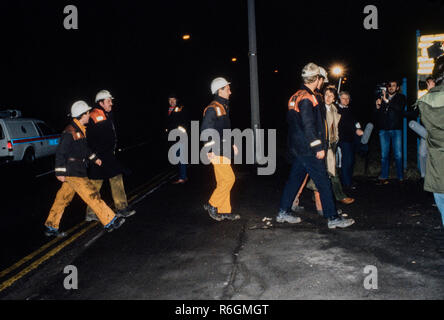 La mine principale Dinnington, Yourshire Sud, l'Angleterre. Pendant la grève des mineurs de 1984 et 1985 mineurs vu ici membres de NACODS retour à l'emploi vers la fin de la grève en 1985 NUM Dinnington Mine principale était une mine de charbon située dans le village de Dinnington, près de Rotherham, South Yorkshire, Angleterre. Jusqu'à l'entrée de la mine Dinnington était un village essentiellement agricole avec une petite quantité de carrières dans la région. En 1899, des préparatifs ont été faits par le Sheffield Coal Company à couler une nouvelle mine à Dinnington. La société n'a pas les moyens de mener à bien les travaux d'un Banque D'Images