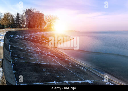 Coucher du soleil par une journée d'hiver au bord du lac Morii sur Bucarest, Roumanie Banque D'Images