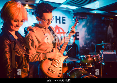 Chanteur et guitariste sur scène lors de Concert Band Banque D'Images