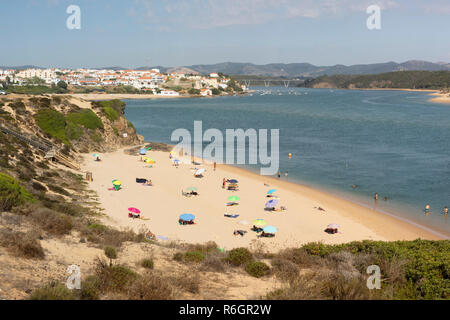 Praia de Vila Nova de Milfontes et vue sur la rivière Mira à l'est à la ville, Vila Nova de Milfontes, Alentejo, Portugal, Europe Banque D'Images