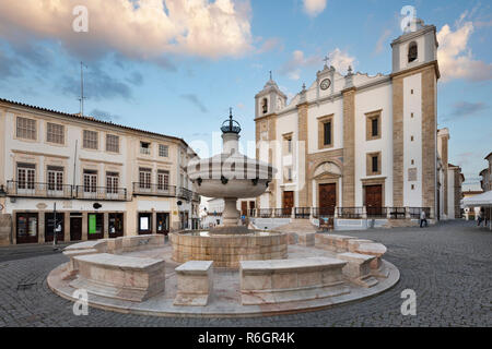 Praca do Giraldo et l'Igreja de Santo Antao avec fontaine au lever du soleil, Evora (Alentejo, Portugal, Europe Banque D'Images