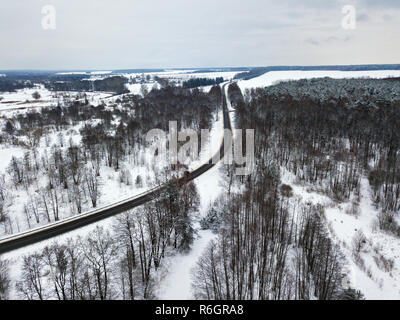 Vue aérienne de la route tourne en forêt d'hiver. Paysage de neige hiver Banque D'Images