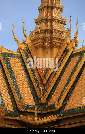 Détail du toit de la salle du trône (Preah Timeang Vinicchay Tevea), du Palais Royal, Phnom Penh, Cambodge Banque D'Images