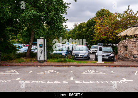 Chargeur rapide d'un véhicule électrique équipé de deux connecteurs différents et intuitive commande manuelle située à la tête d'un emplacement de chargement Banque D'Images