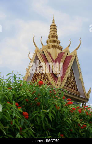 Porte d'entrée ouvragée à la Pagode d'argent, Phnom Penh, Cambodge Banque D'Images