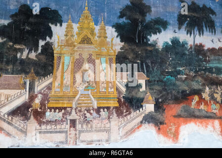 Météo-section endommagée de la grande fresque murale représentant des scènes du Reamker dans la Pagode d'argent composé, Phnom Penh, Cambodge Banque D'Images